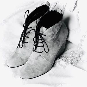 UKIES | 9M | Grey Suede Black Lace Shearling Lined Wedge Lightweight Booties NIB